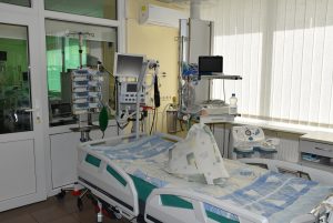 Anestezijos ir reanimacijos skyriaus lovos aprūpintos stebėjimo monitoriais, kvėpavimo aparatais ir kita įranga