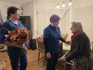 Ambulatorinės slaugos namuose komanda sveikina Barborą D. su 103-uoju gimtadieniu
