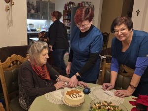 Plungiškė Barbora Drasutavičienė ir slaugos specialistės