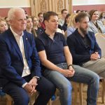 Su moksleiviais susitiko ir Plungės ligoninės direktorius Remigijus Mažeika (kairėje) bei gydytojai Kasparas Gylys, Giedrius Ramanauskas