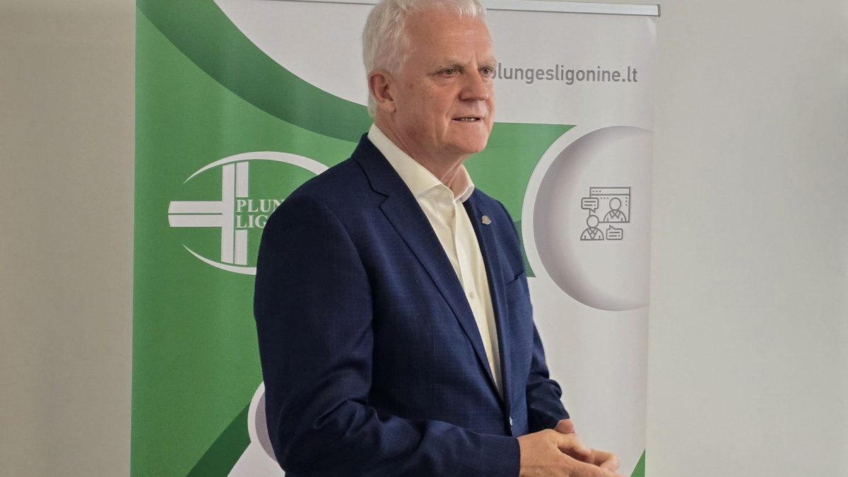 Svečius pasveikino Plungės ligoninės direktorius Remigijus Mažeika