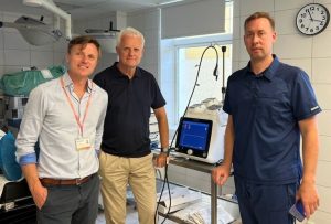 Iš kairės svečias iš Švedijos V. Andersson, Plungės ligoninės direktorius Remigijus Mažeika, gydytojas Andrius Bubliauskas