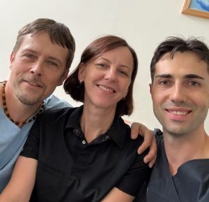 Plungės ligoninės medikai Karolis Varžinskas ir Irma Balsienė su kolega iš Latvijos Janiu Barločiu